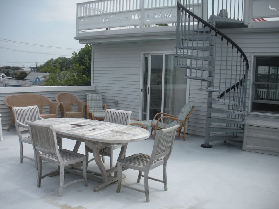 Back deck 24'x24' twenty five feet up! Outside Dinning Area