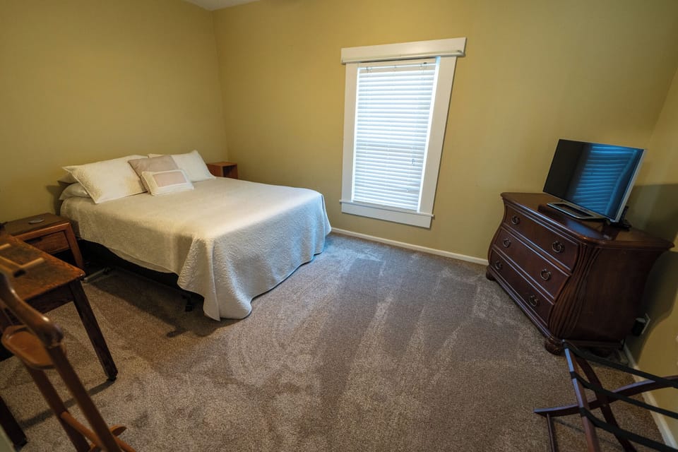 Main bedroom with queen bed (Main floor)