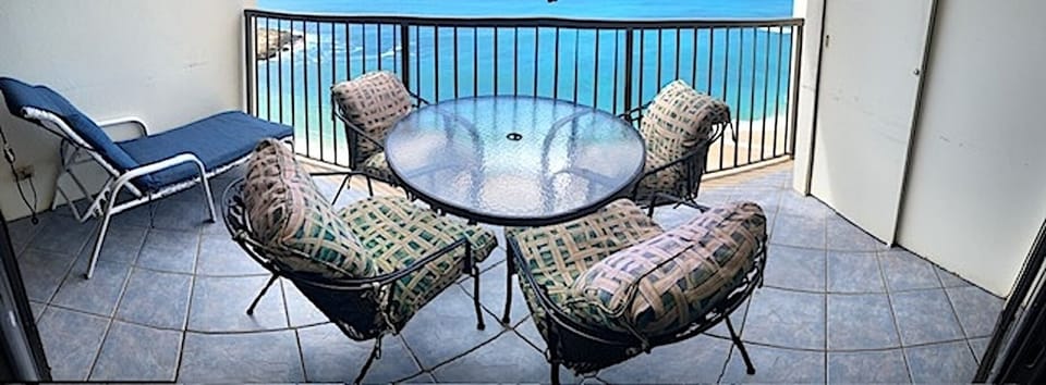 GORGEOUS 180º VIEW OF OCEAN,  BEACH, SPECTACULAR  SUNSETS!
MOUNTAINS 0N FRONT!