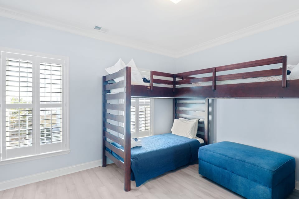 3 twin bunk bedroom upstairs