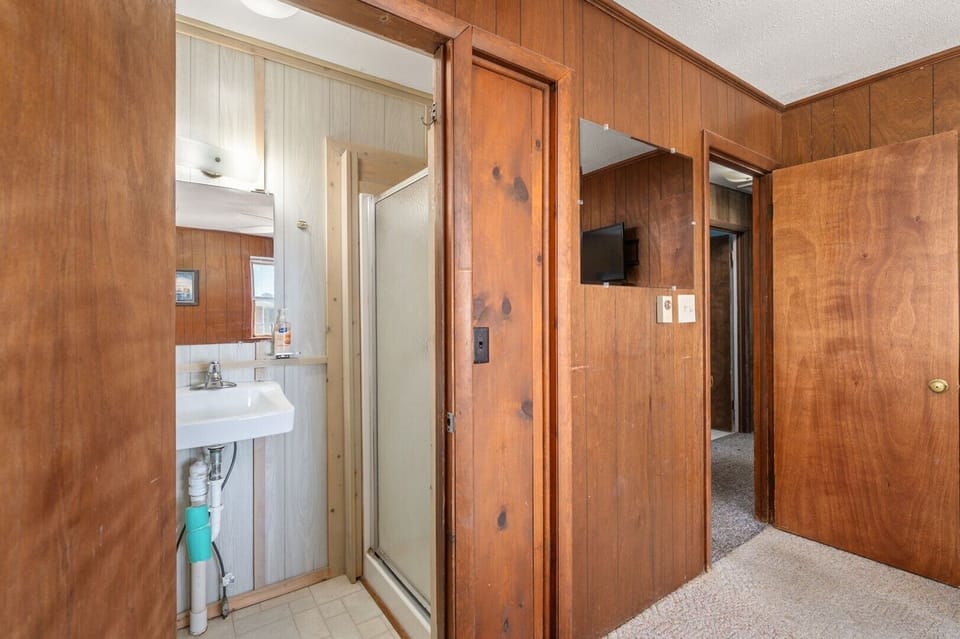 Queen Master Bathroom