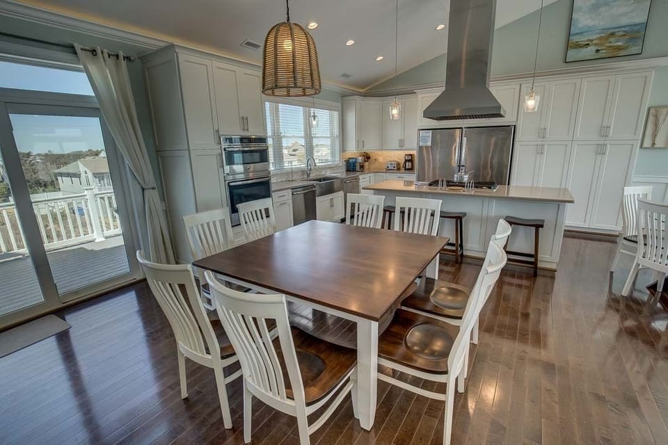 Top-Level Dining Room with Table (seats 8)