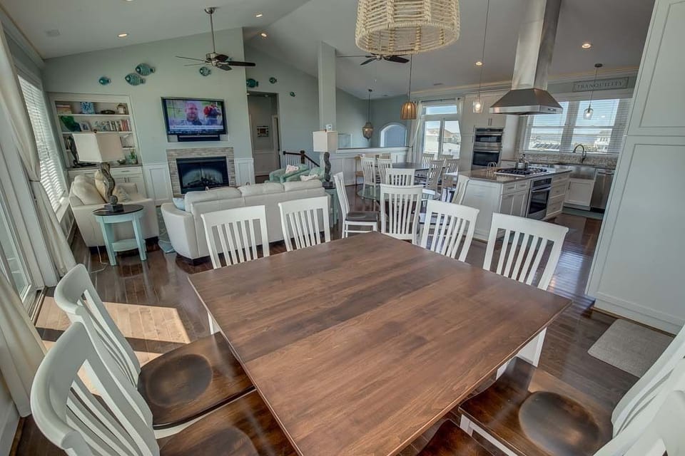Top-Level Dining Room with Additional Table (seats 4)