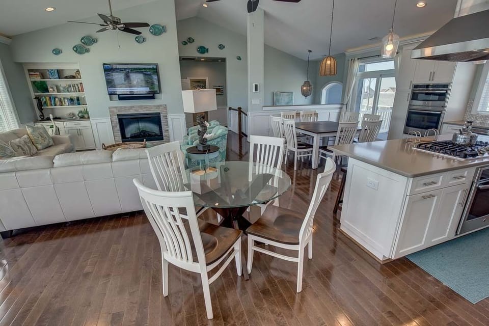Top-Level Dining Room with Additional Table (seats 4)