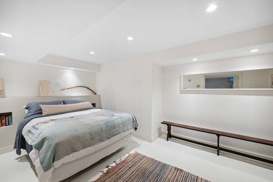 LOWER LEVEL w QUEEN BED