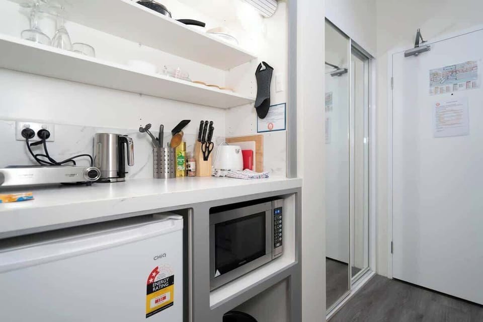 Prepare simple meals and snacks with ease! Our compact kitchenette provides all the essentials for your comfort during your stay.