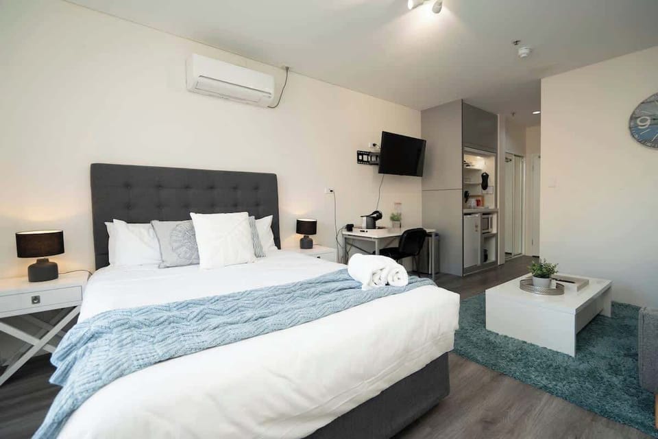 Relax, work, and unwind. This versatile studio provides a comfortable bed with fresh towels, a well-equipped desk area, and a television for entertainment, ensuring a convenient and relaxing visit.