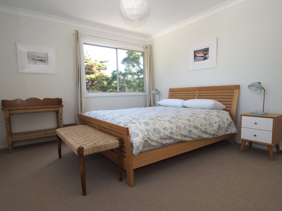 Queen Bedroom (upstairs)