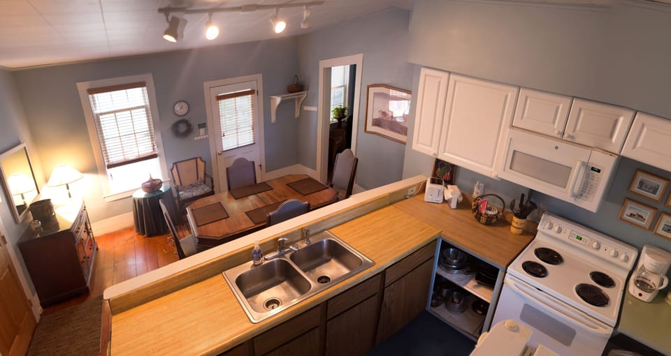 Full-size kitchen and dining table.