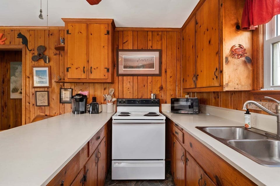 14-web-or-mls-Cove-215-Spitler-Kitchen-V2