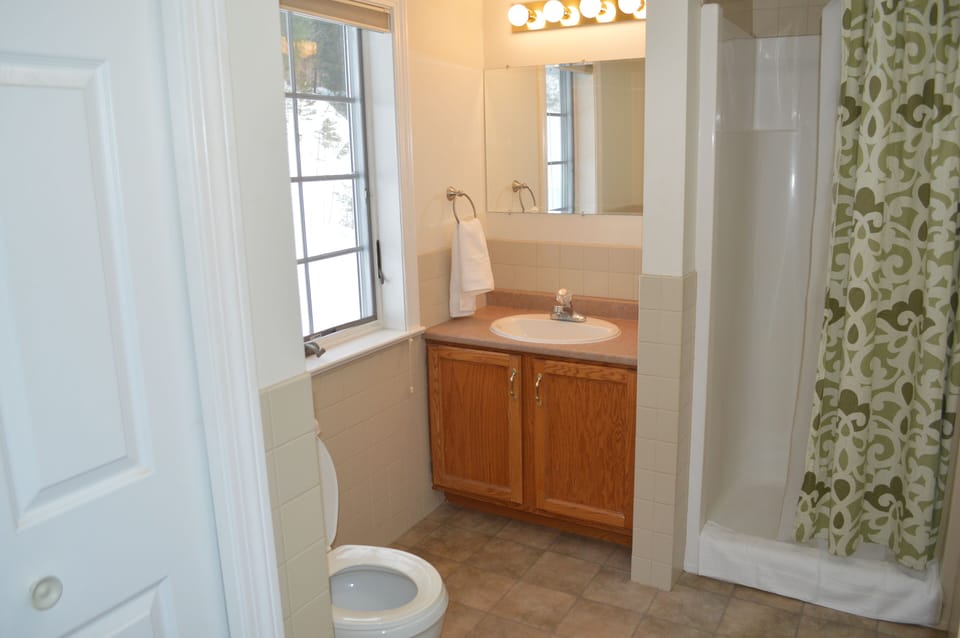 2 North en suite bathroom