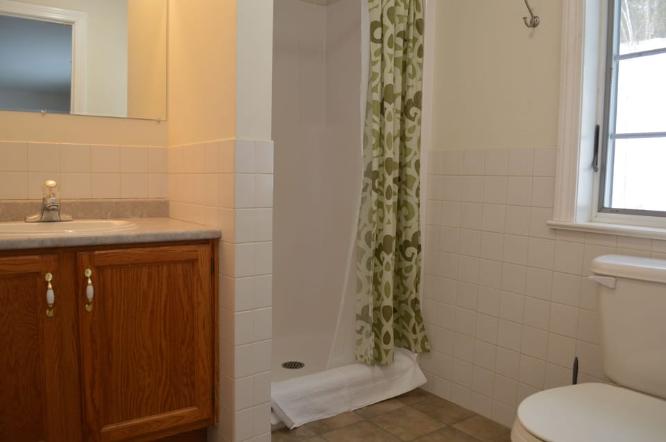 2 South en suite bathroom