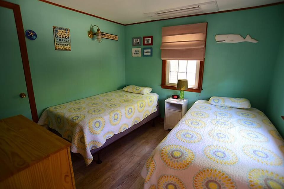 Bedroom with two twins