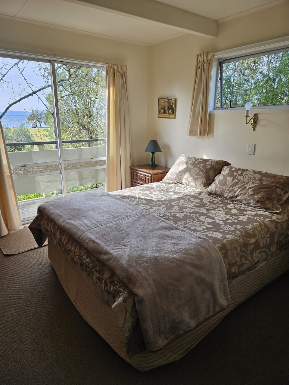 Upstairs queen (lake view background)
