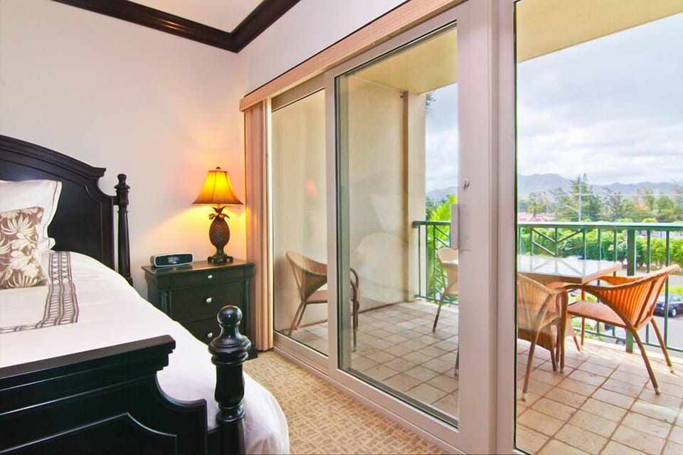 South Master Suite With Outdoor Dining Area View And I-Home Radio / Dock