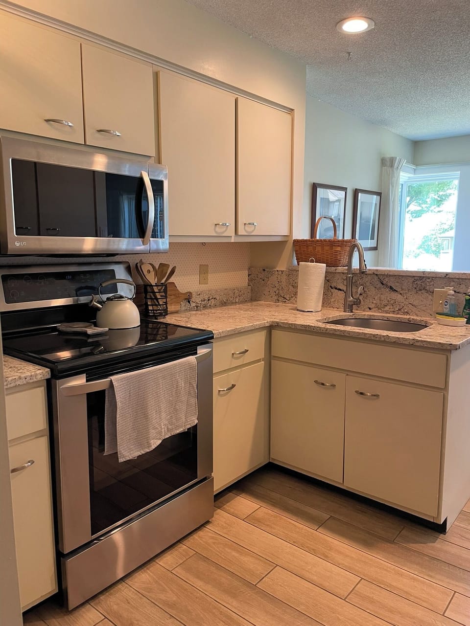 Fully equipped kitchen has all the necessities
