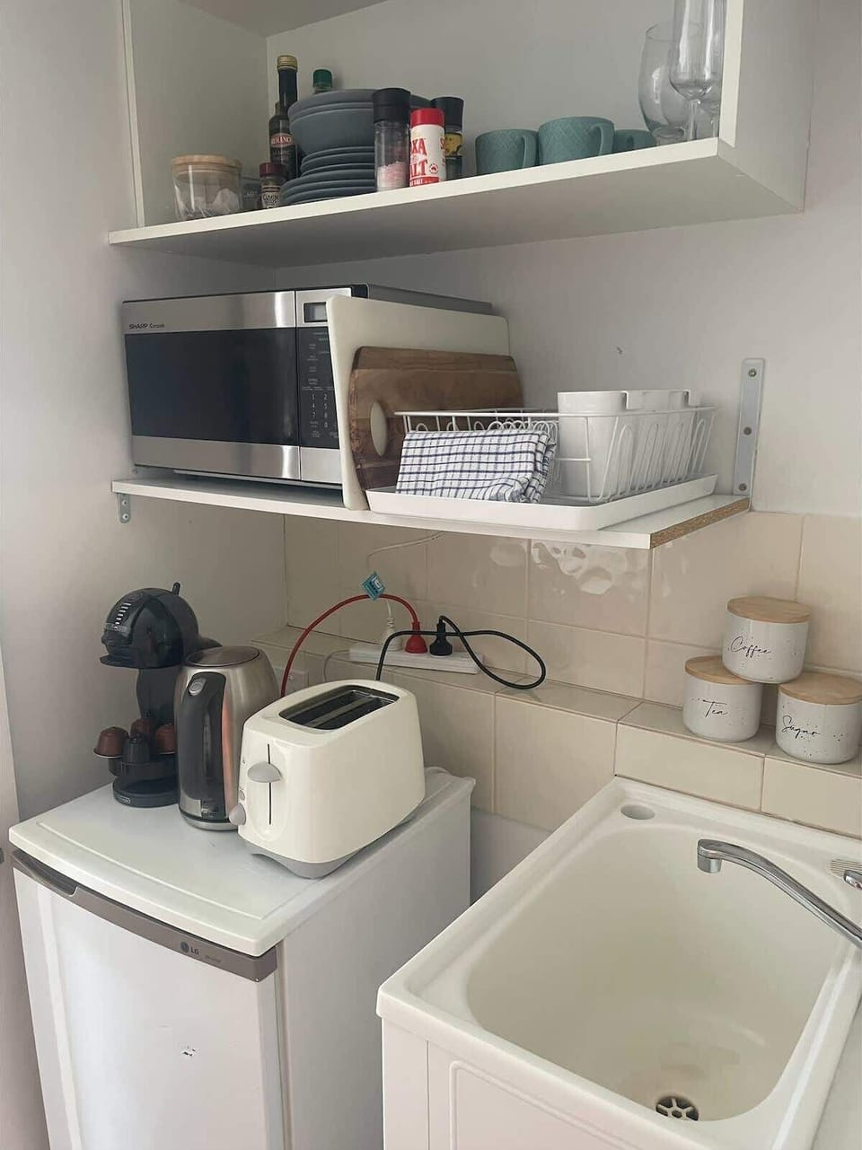 Enjoy the convenience of a fully equipped kitchen, perfect for preparing meals and drinks. We provide a microwave, kettle, and toaster, along with a full set of plates, glasses, and coffee mugs for your use.
