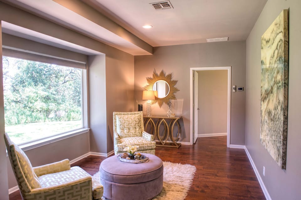 Sitting Area / Hallway