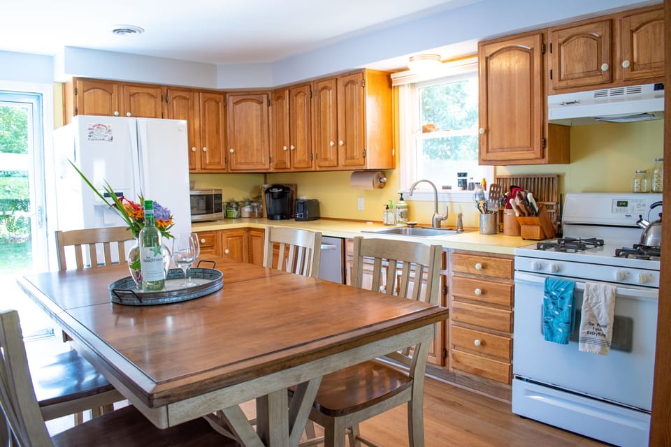 Full Kitchen with Amenities to make you feel right at home