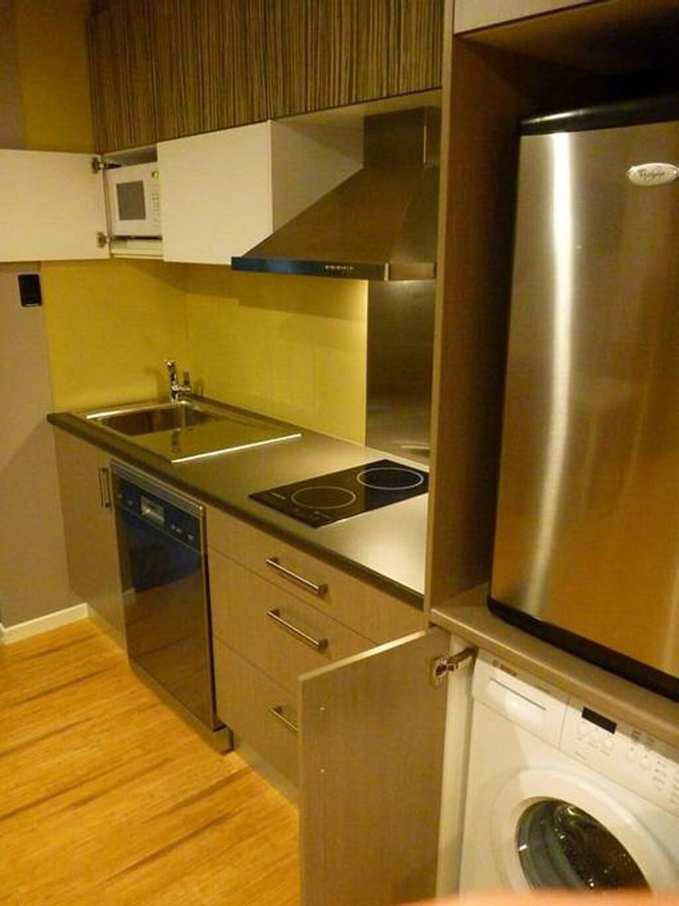 Full kitchenette, dishwasher, microwave and washing machine.