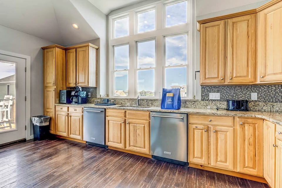 Top-Level Kitchen with Bar (seats 6)