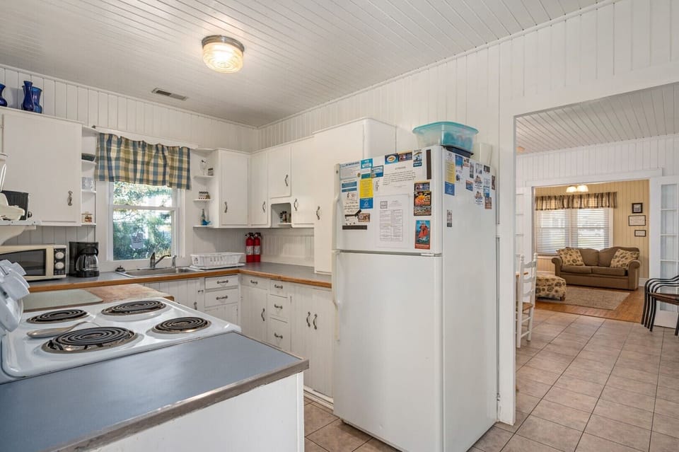 12-web-or-mls-Cove-407-Tillett-Kitchen