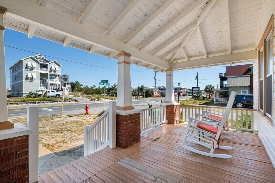 4-web-or-mls-Cove-407-Tillett-Front-Deck