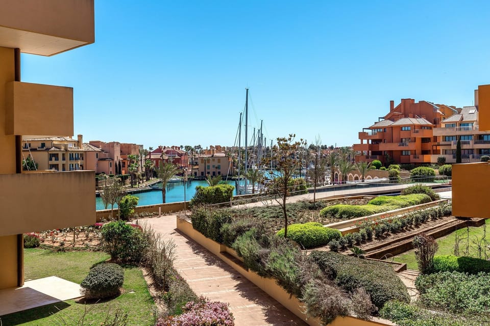 Marina Waterfront Apartment with spectacular views