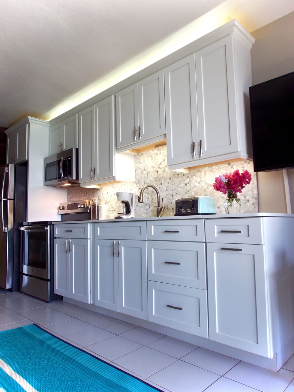 Newly remodeled kitchen with all your amenities. 