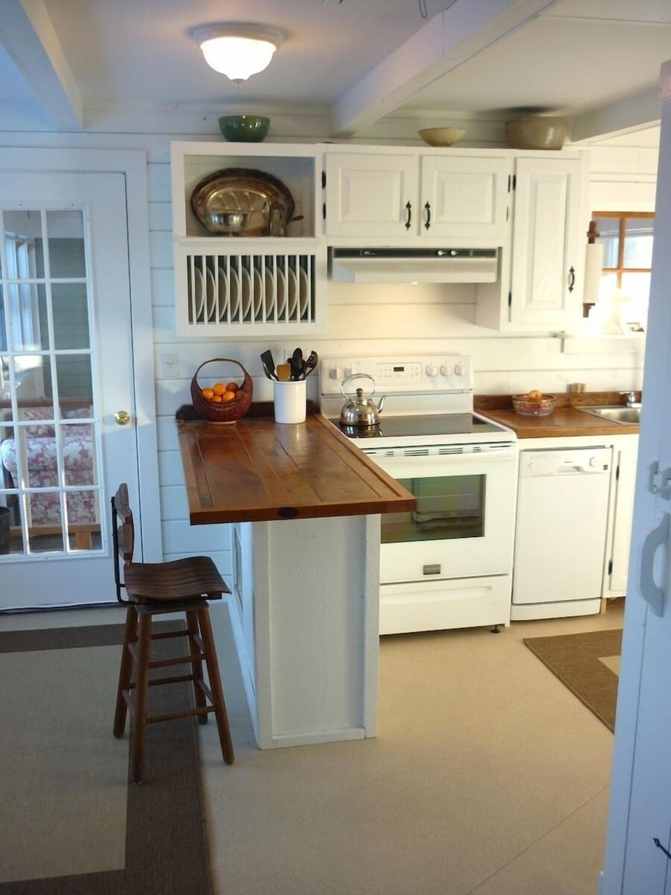 Well equipped kitchen with all new appliances