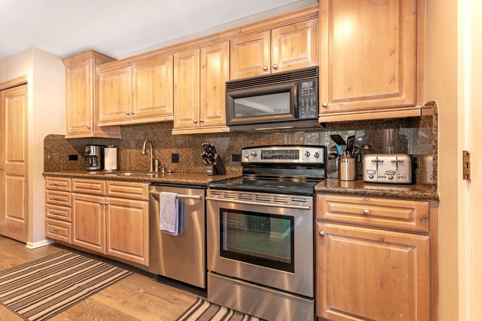 Granite counters, stainless steel appliances