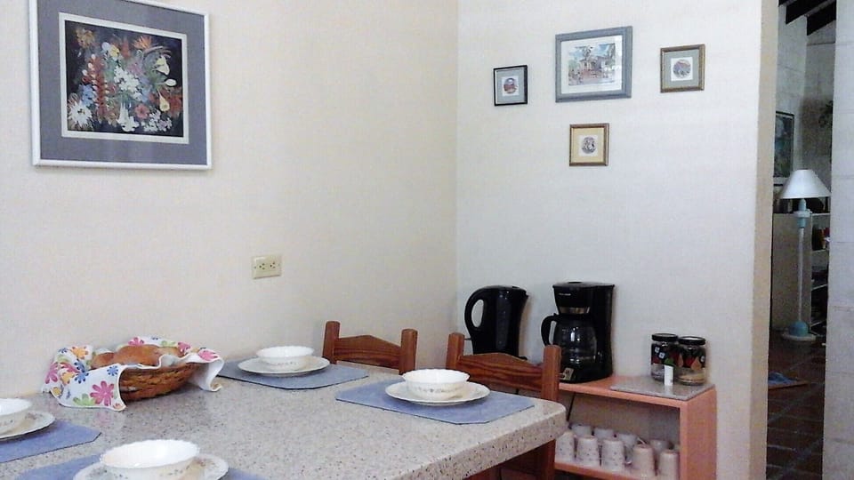 Breakfast seating for 4 w/ coffee/tea bar in kitchen. Ceiling fan cools the cook