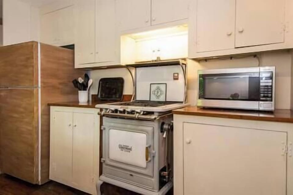Kitchen feauring 1929 Elmwood Gas Stove