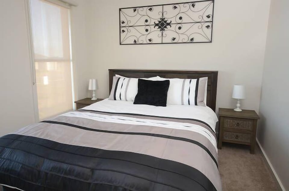 Queen room with front balcony (upstairs)