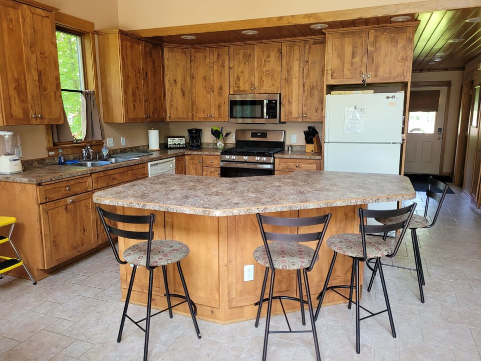 Huge island seats 4