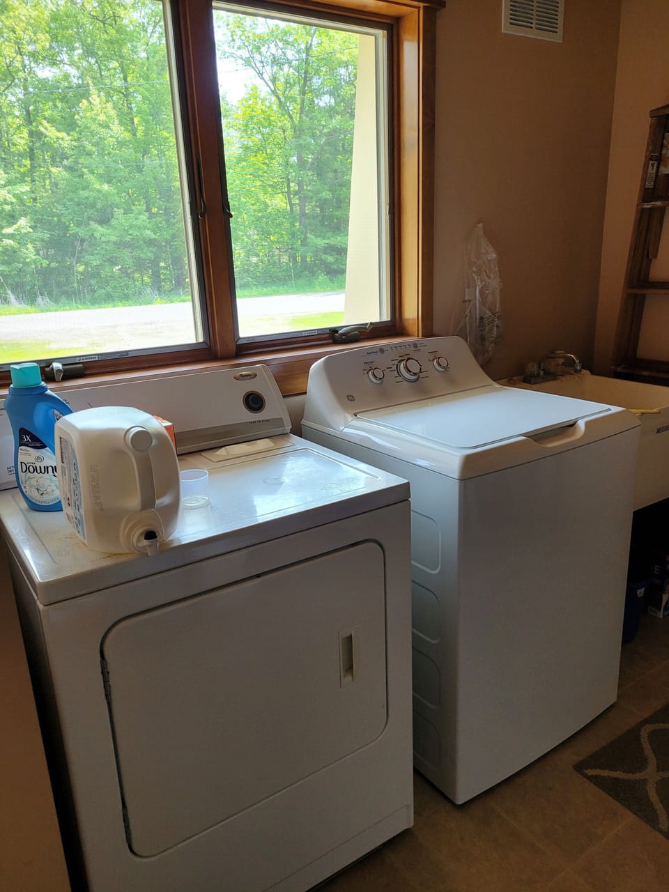 Laundry room with detergent and dryer sheets