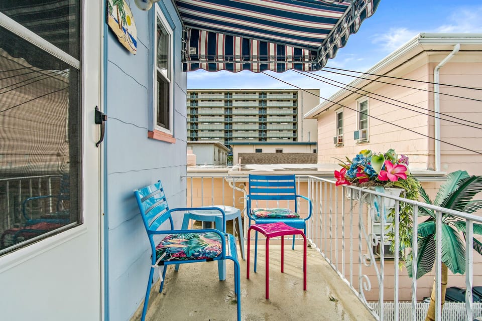 Private entrance and porch
