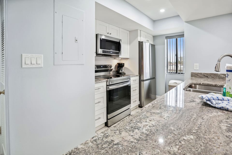 Kitchen - Granite counters, stainless steel appliances