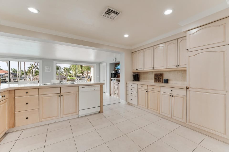 Large, well equipped kitchen
