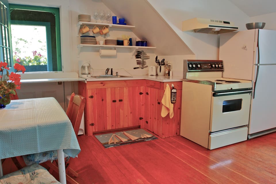 Carriage House eat-in kitchen