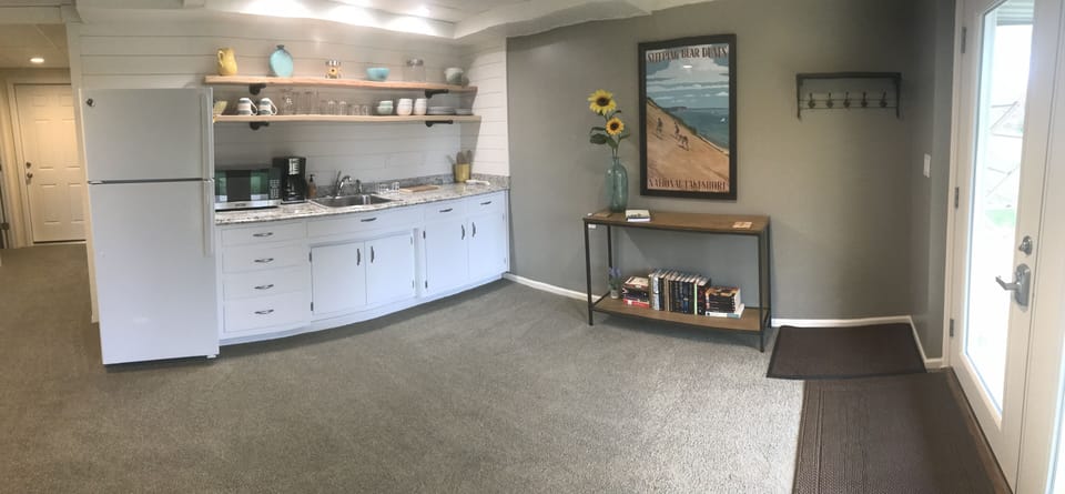 Fully stocked kitchen - infrared hotplate and pans 