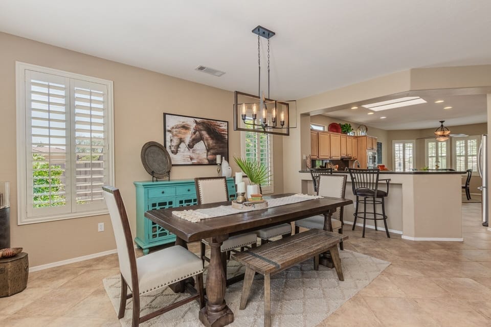 Dinning area seats 9 w/ room for more in the kitchen...break some bread & enjoy!