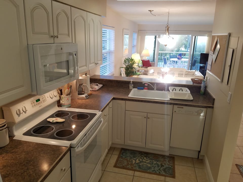 Full size updated kitchen with everything you need.