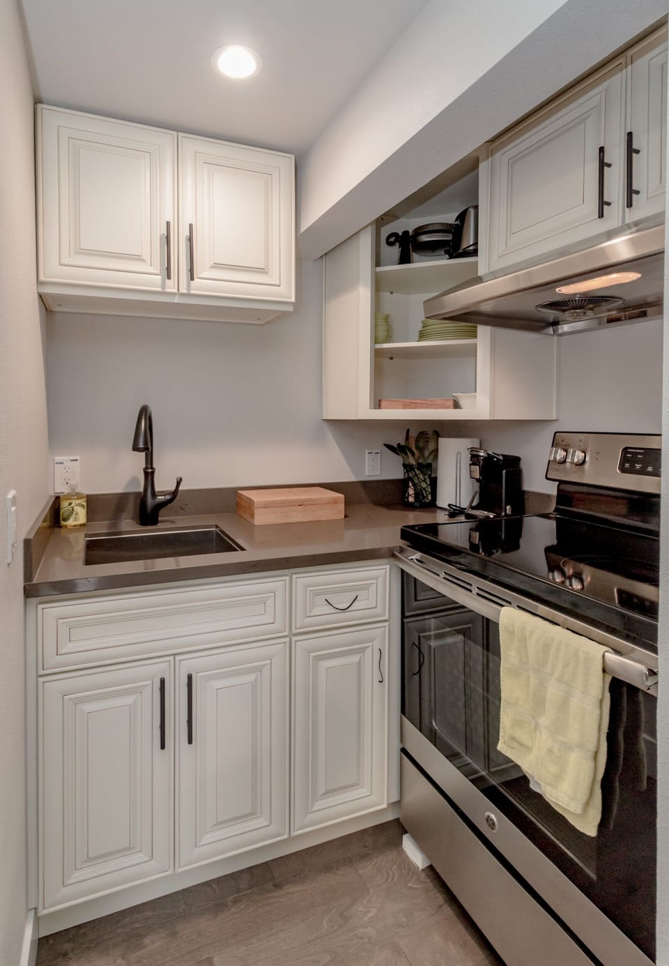 Small kitchen, but you can find everything you need.