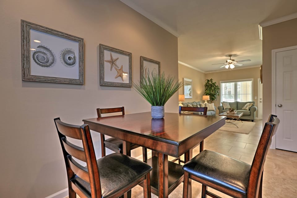 Dining Area | Dishware/Flatware Provided