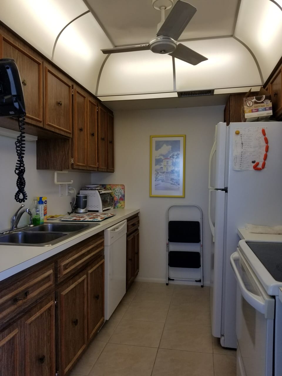 Full size Kitchen. Fridge w/ice maker, dishwasher, electric stove and microwave.