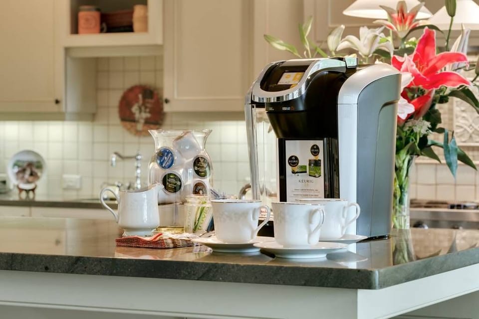 Beautiful gourmet Kitchen offering Keurig & Fresh Brew coffee pots 