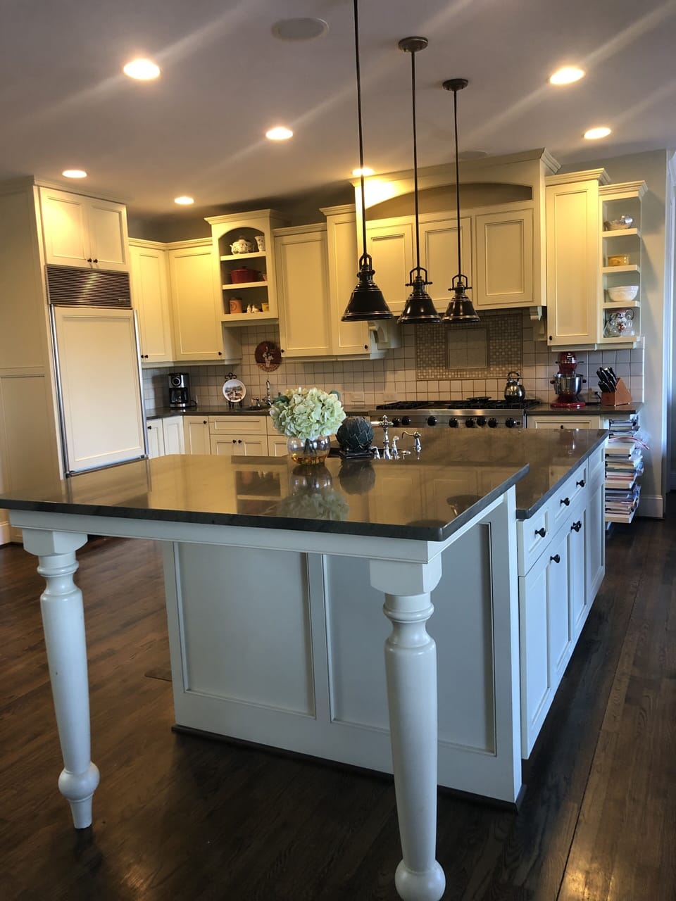 Large Gourmet Kitchen with island 