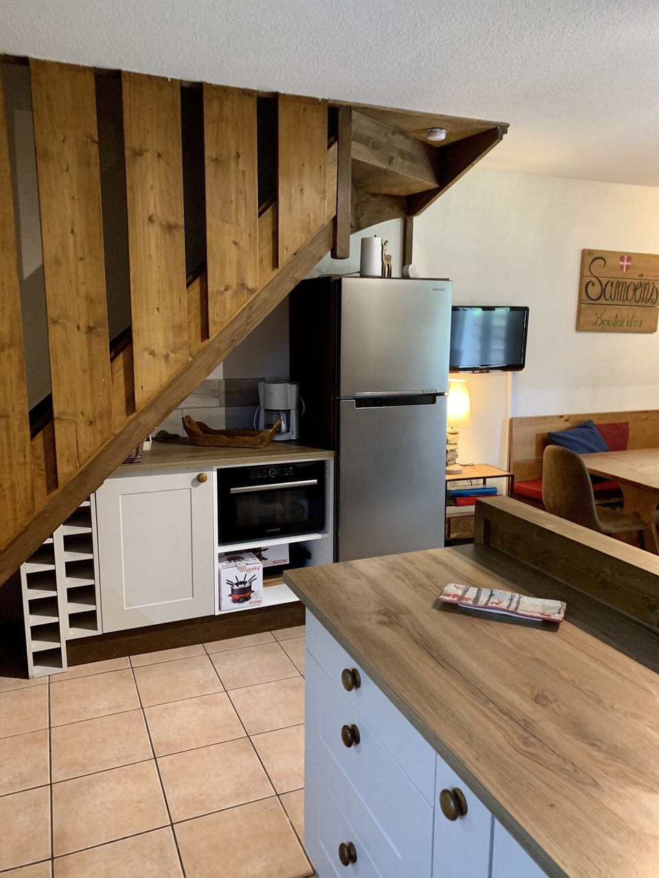 TV, DVD Large 60cm fridge/freezer, microwave, raclette, fondu, coffee machine
