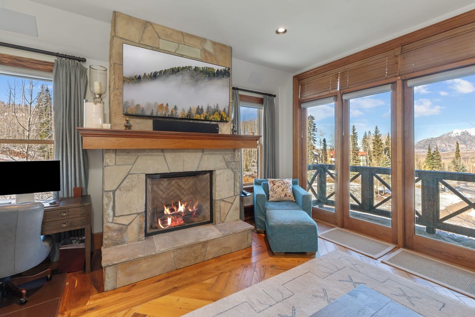 Lorian  4 - South Den - Vivid Vacation Rentals